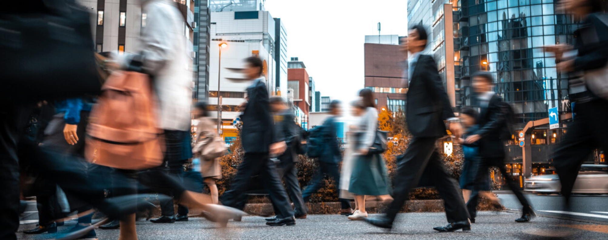 Blurred business people on their way from work