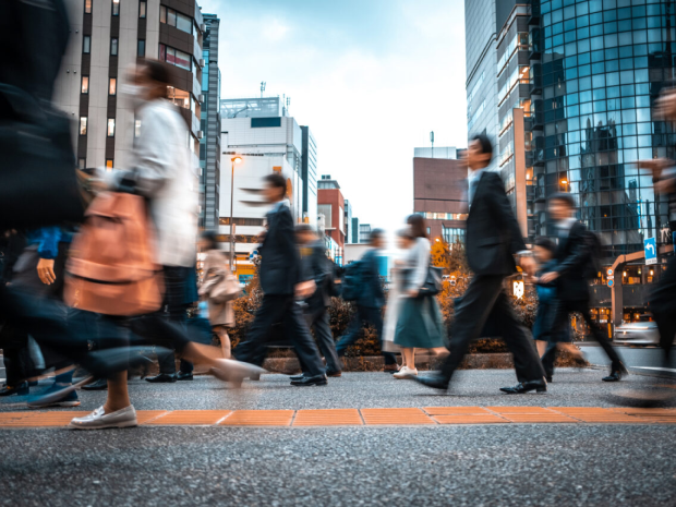 Blurred business people on their way from work