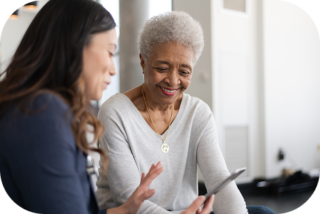 Deux personnes regardant un téléphone portable