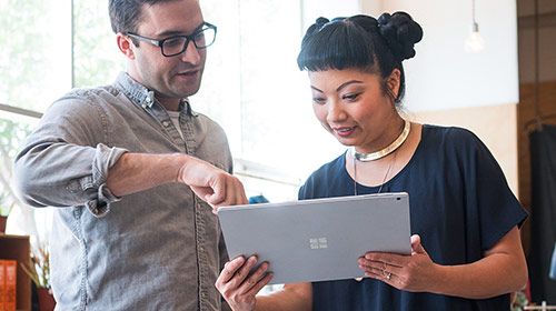 Man women discussing