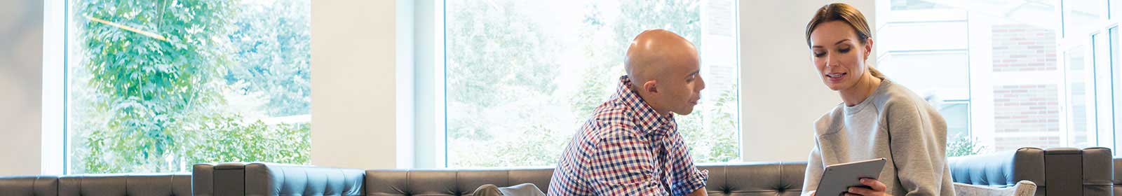 Hombre y mujer mirando hacia abajo